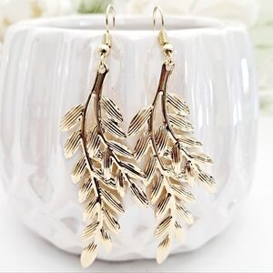 Metal Gold tone leaf boho lightweight cute dangle tropical earrings 💖 2/$30